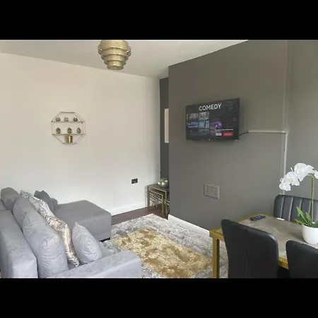 Апартаменти Clifton - Newly Refurbished - Free Wifi And Parking- Near Centre *