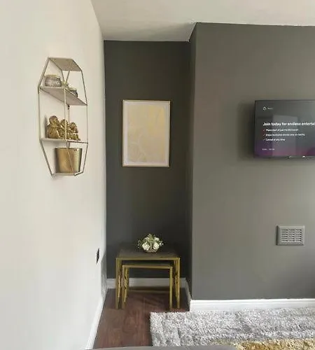 Clifton - Newly Refurbished - Free Wifi And Parking- Near Centre *